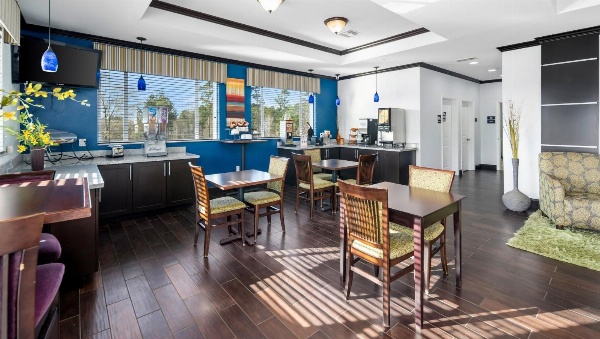 Belmont Inn and Suites image 3
